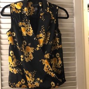 Blusa de flores estampadas amarillas con negro